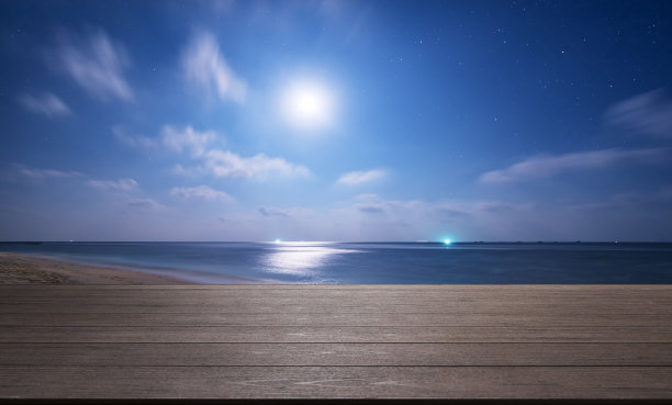 夜晚热带海滩旁的木制平台图片下载