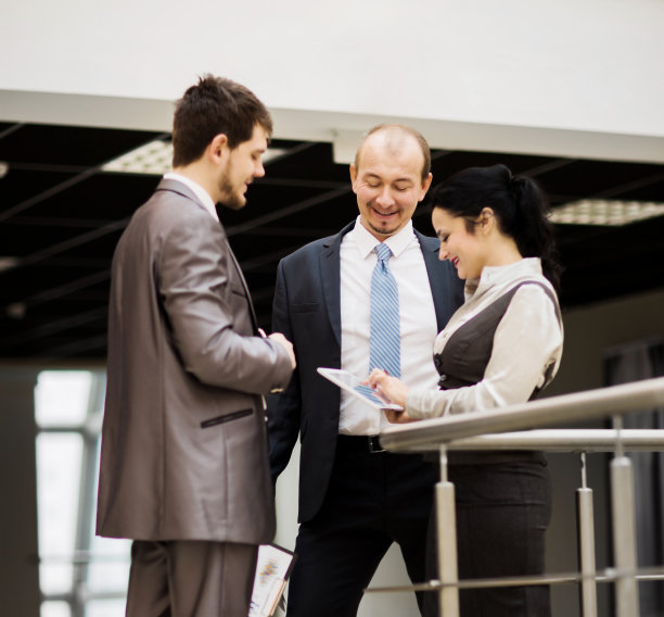 微笑的商业团队在办公室讨论某事图片下载