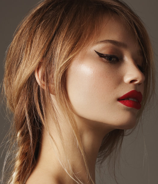 美丽的女人肖像与猫眼化妆图片下载