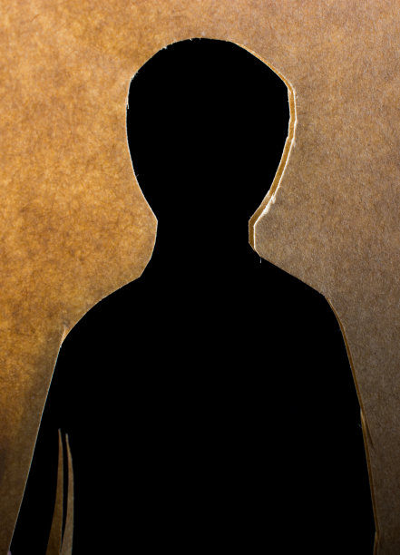 手握纸剪出的人形图片下载