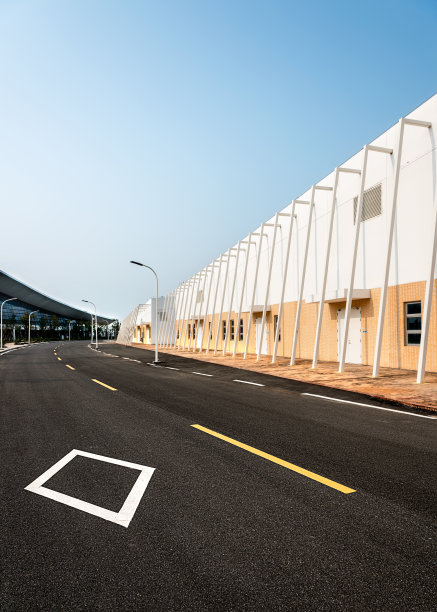 高速公路在蓝天白云的背景下图片下载