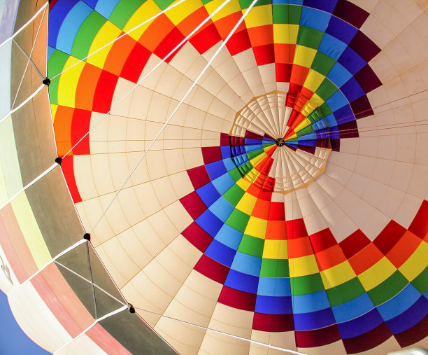 蓝色天空背景上的彩色气球图片下载