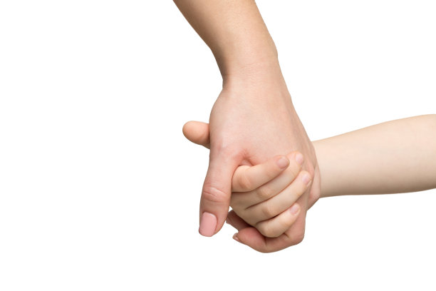 母亲牵着孩子的手孤立无援图片下载