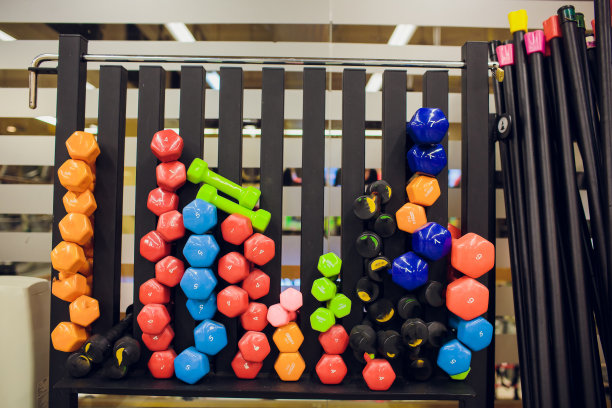 健身器材。宽杆近握杆用于背部和二头肌机的重量训练，健康，背景模糊。图片下载