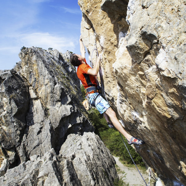 攀岩在土耳其。登山者沿着路线攀登。从上面的照片。图片下载
