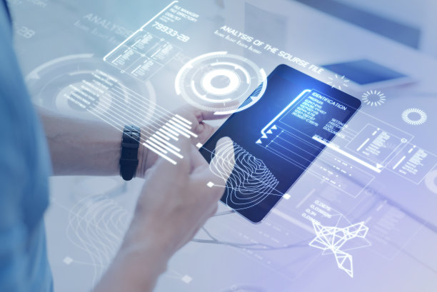 小心的顾客拿着一个惊人的平板电脑在一个电子商店图片下载