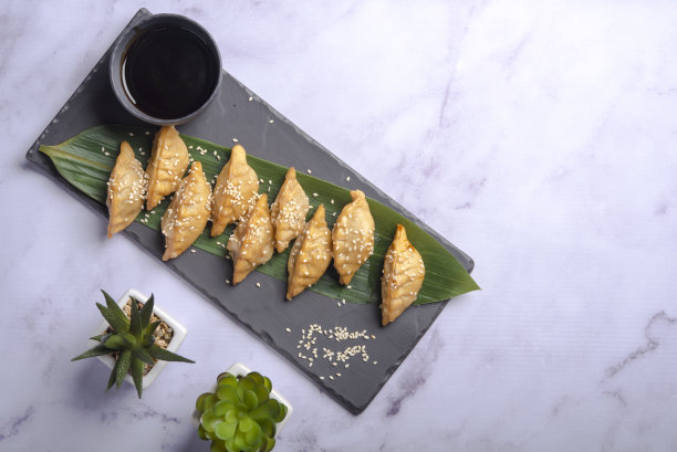 石板上热气腾腾的新鲜水饺特写：中国美食素材图片