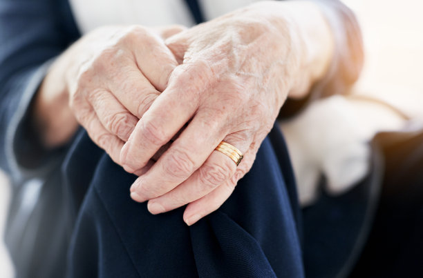 老妇人紧握着，布满皱纹的双手图片下载