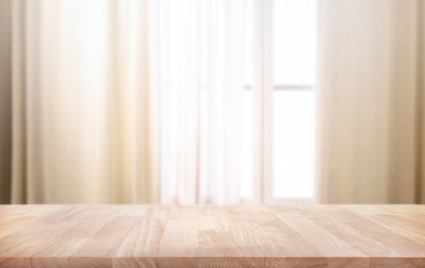 空的木质桌面上模糊的窗帘和窗户背景图片下载