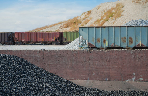 煤和石灰石火车车厢图片下载