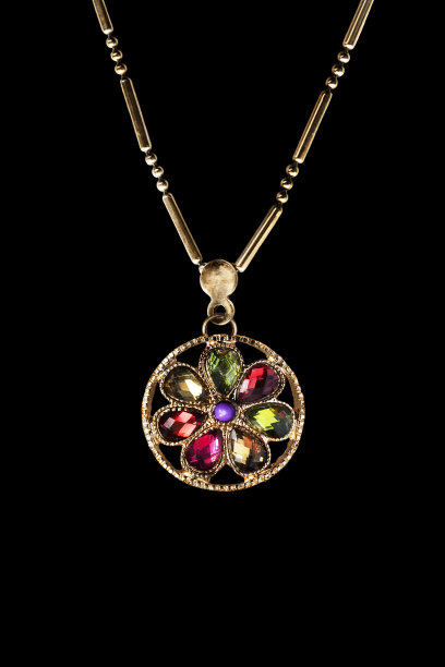 金色的吊坠孤立图片下载