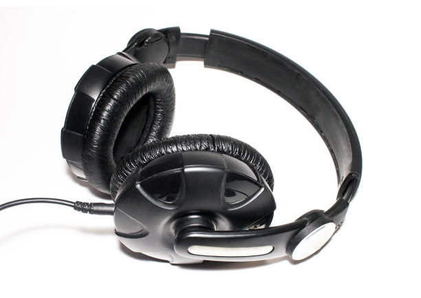 音频耳机上的白色隔离背景图片下载