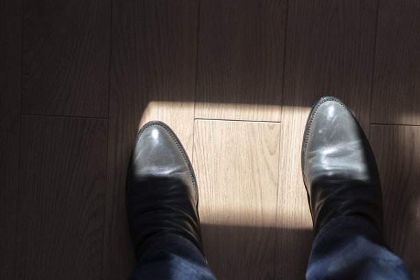 穿着靴子的人站在阴影里图片下载