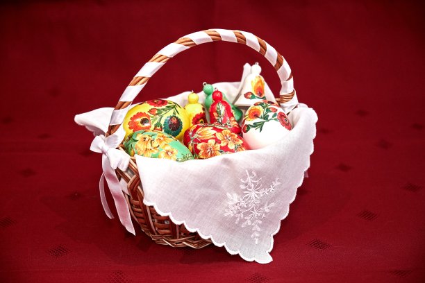 在中阴的背景上，一个手工制作的粘土篮子里放着复活节彩蛋图片下载