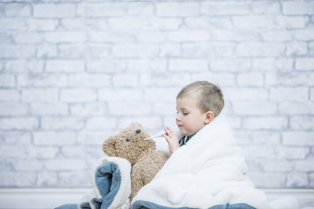 带着泰迪熊的生病男孩图片下载