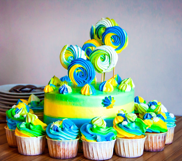 五颜六色的蛋糕和纸杯蛋糕。图片下载