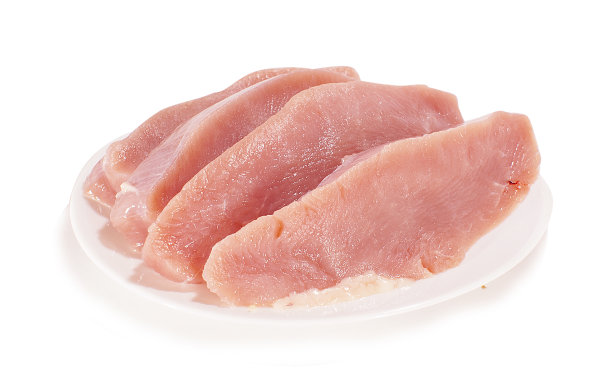 白盘子上的生火鸡牛排。素材图片