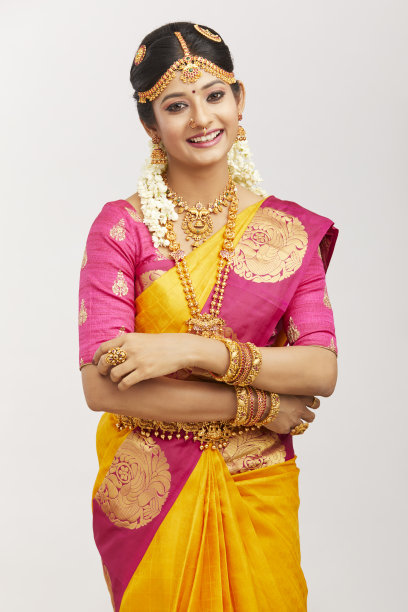 美丽微笑的印度新娘与珠宝摆pose图片下载