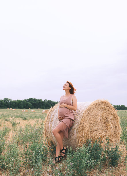 美丽的孕妇穿着自然的衣服图片下载