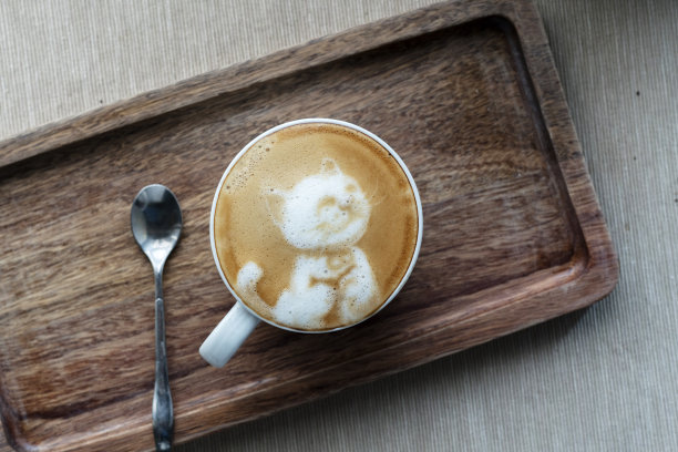 拿铁咖啡艺术:可爱的小猫图片下载