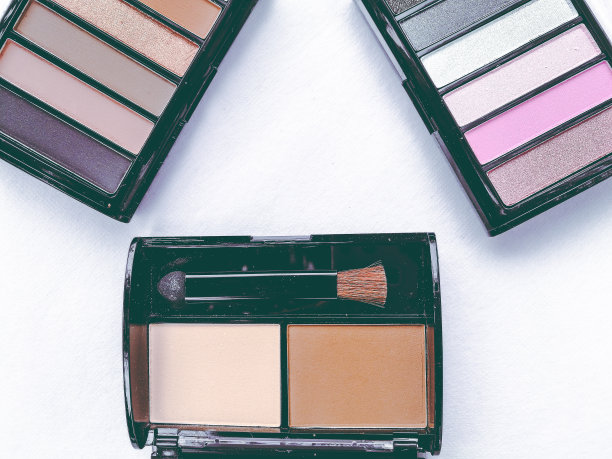 彩妆产品彩妆在孤立的白色背景上。一套刷子口红，眼线，眼影，化妆品在白色的背景。图片下载