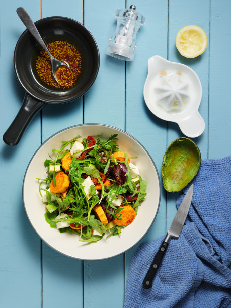 烤红薯和牛油果沙拉图片下载