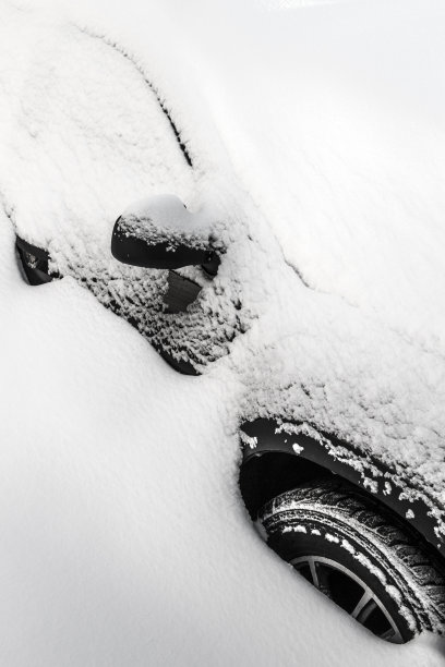 雪下的汽车图片下载