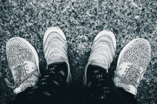 妈妈和孩子的脚。关闭了。图片下载