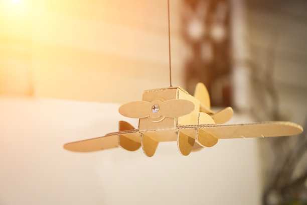 天花板上挂着纸飞机。查找。图片下载