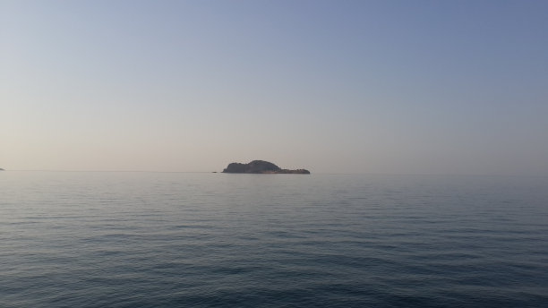 海中一个遥远的小岛图片下载