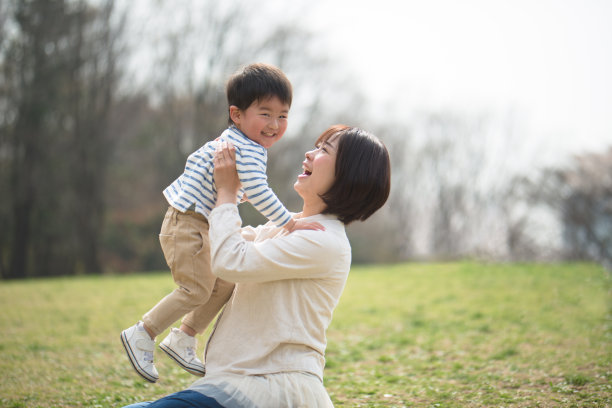 妈妈和孩子在公园里放松和玩耍图片下载