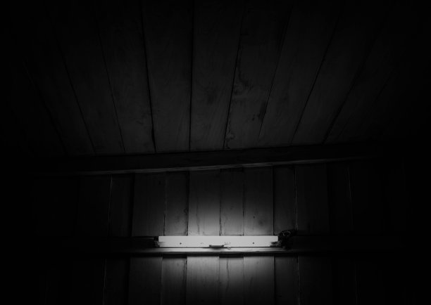 黑暗中的霓虹灯图片下载