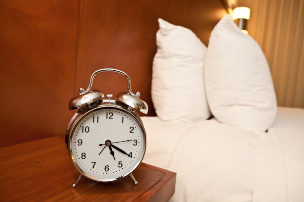 房间里的时钟图片下载