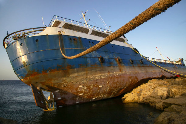 海滩上的沉船残骸图片下载