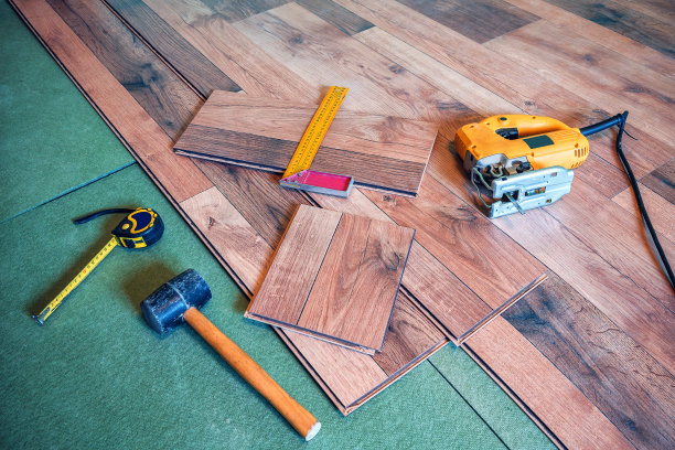 木工工具在层压地板上图片下载