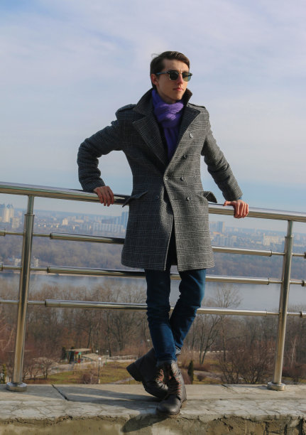 外面是英俊的年轻人，穿着冬衣，围着紫色围巾图片下载