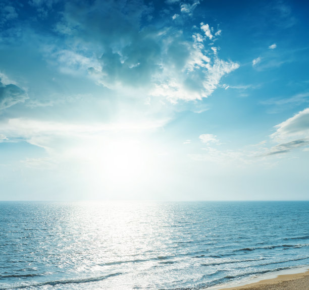 日落在蓝色的天空和云在海上图片下载