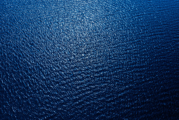 鸟瞰图蓝色的水在河。蓝色背景或纹理素材图片