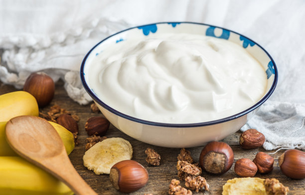 酸奶配麦片，香蕉和坚果图片下载