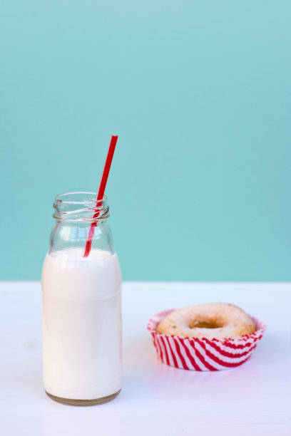 瓶牛奶饼干图片下载