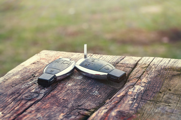 车钥匙放在桌子上，特写图片下载