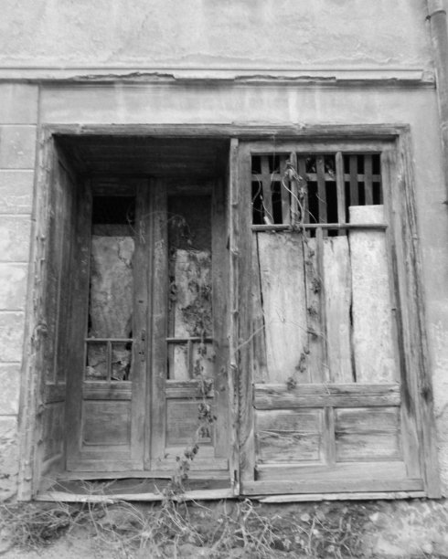 黑白相间的旧门图片下载