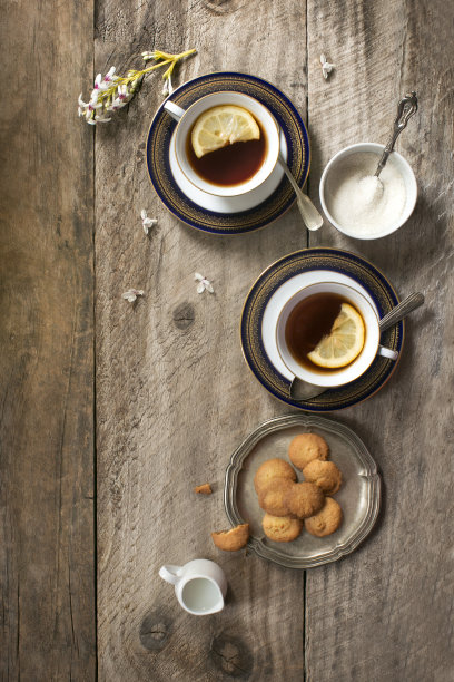 两杯柠檬茶，背景是质朴的木头。图片下载