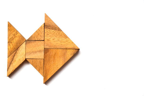 在白色背景上的鱼的形状木制七巧板拼图图片下载