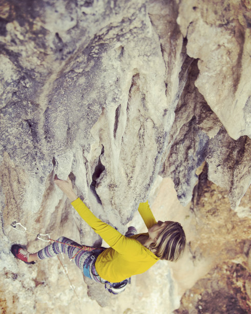 攀岩在土耳其。登山者沿着路线攀登。从上面的照片。图片下载
