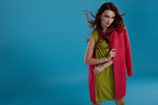 女人的风格。时尚模特女孩在美丽时尚的衣服图片下载