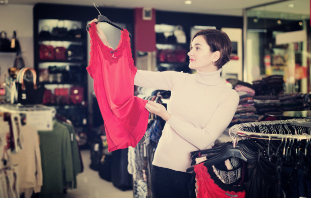 女人选择漂亮的衣服图片下载