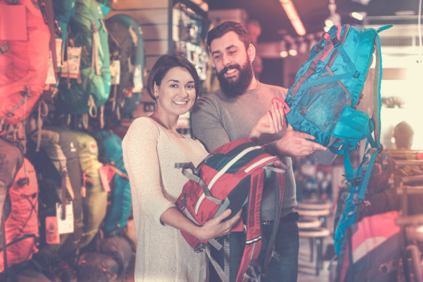 夫妇选择背包在商店图片下载