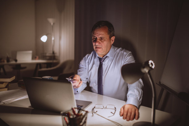 在办公室工作到很晚的男人图片下载