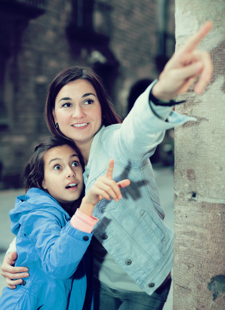 高兴的母亲和女儿看着图片下载